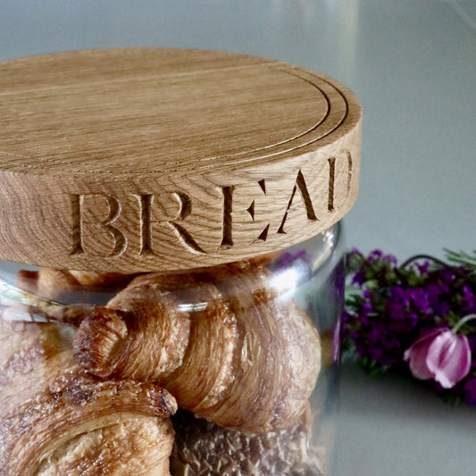BRØDKRUKKE I GLASS MED PERSONLIG LOKK I EIK*
