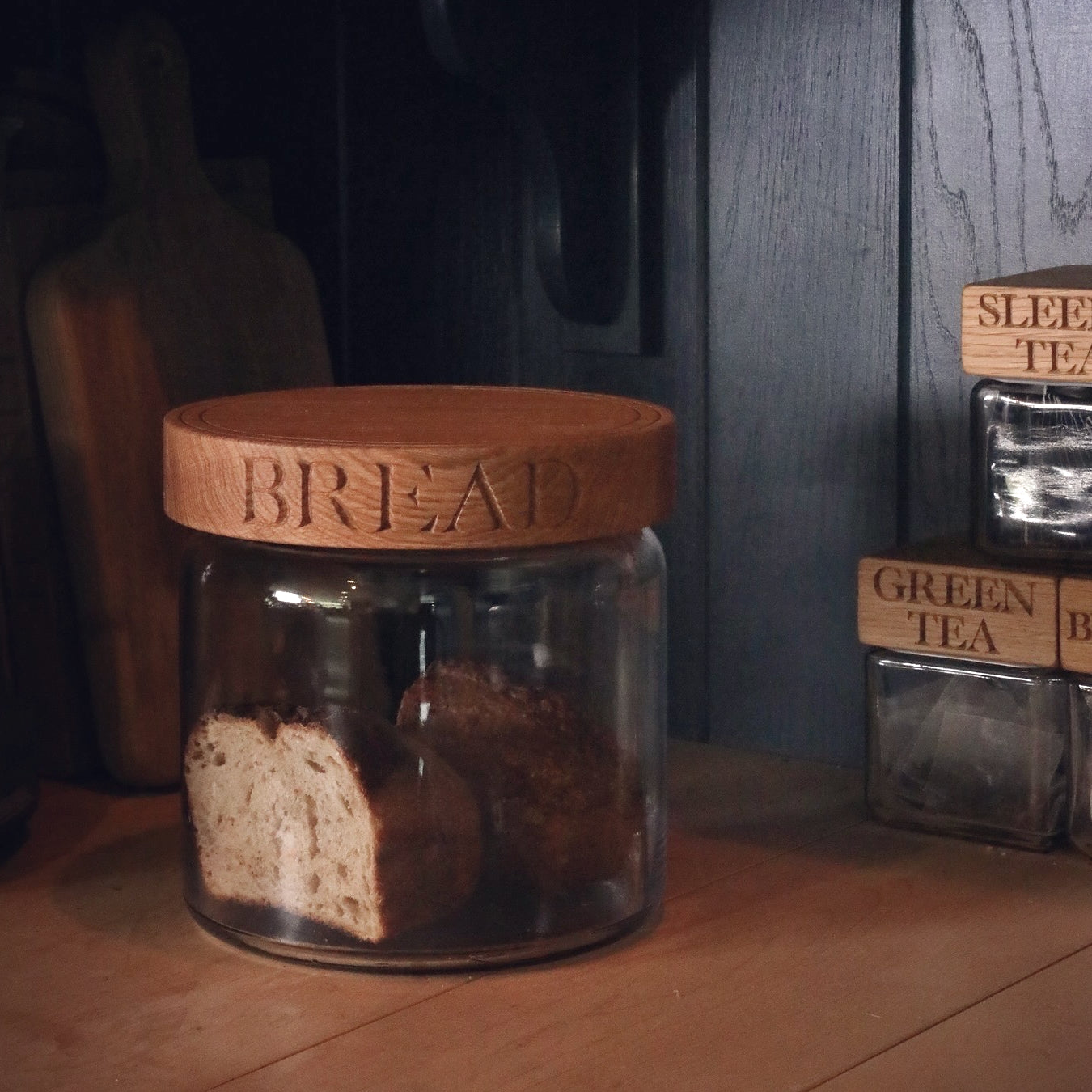 BRØDKRUKKE I GLASS MED PERSONLIG LOKK I EIK*