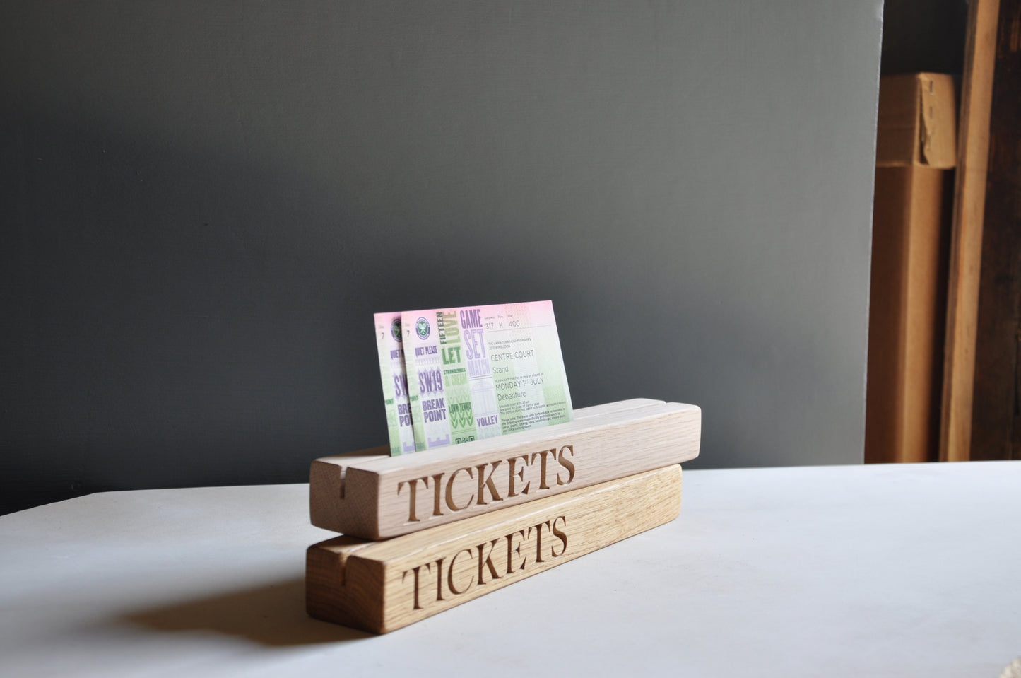 BILETT- OG INVITASJONSHOLDER*