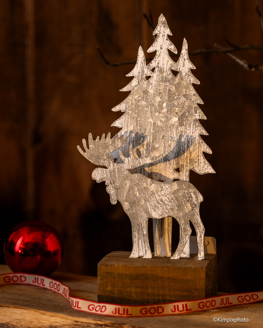 Elg i metall på trefjøl