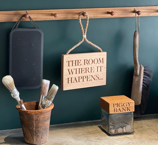 VEGGSKILT MED HÅNDGRAVERT TEKST