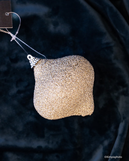 Glitrende juletrekule i champagne