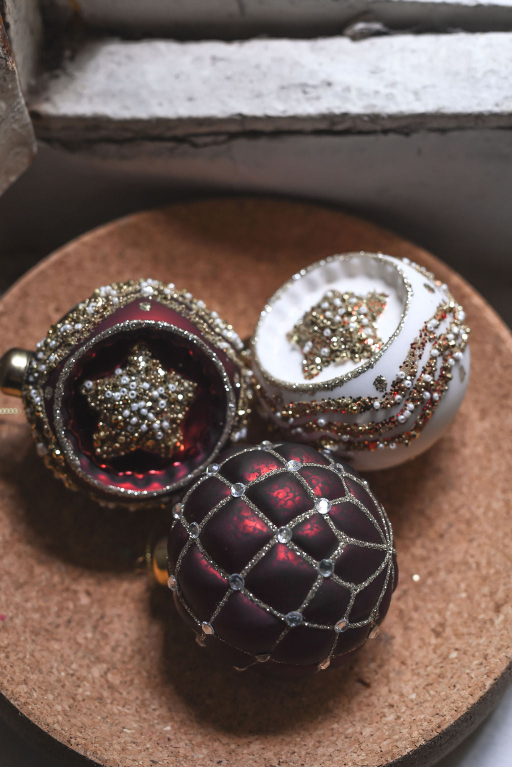 UND Glasskule Mørk Rød, diamanter & glitter