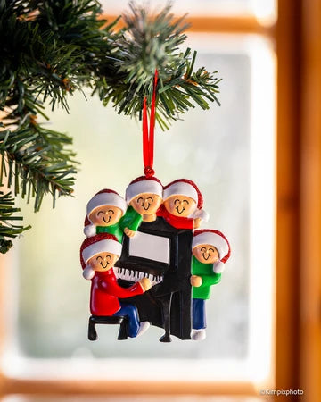 Familie rundt piano
